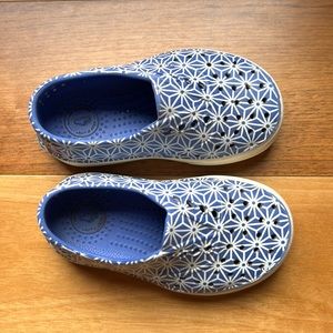 Natives glow in the dark blue floral shoes